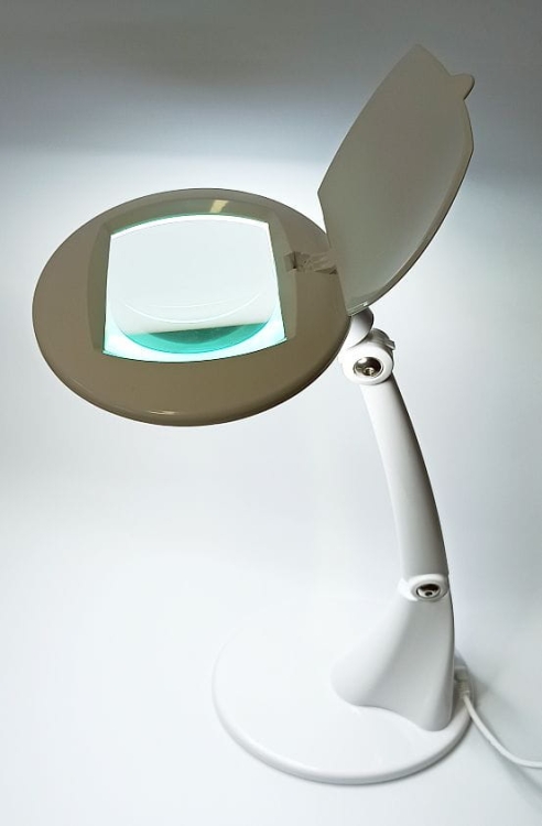 Lampa biurkowa LED z lupą
