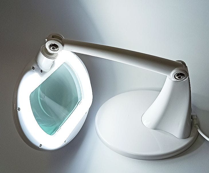 Lampa biurkowa LED z lupą