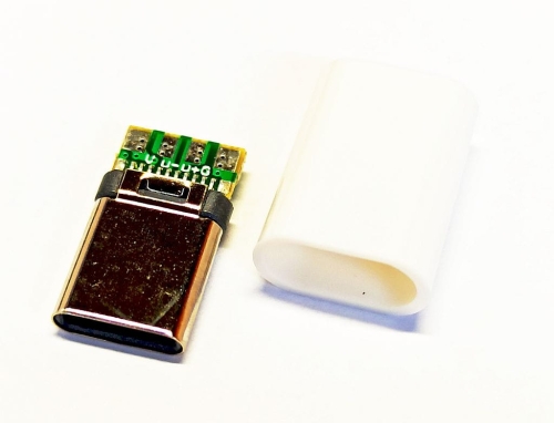 Wtyk USB C montowane na przewód z osłoną