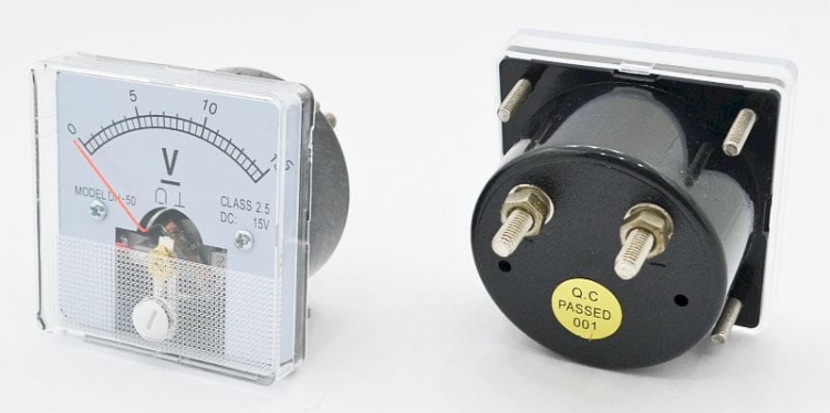 Analogowy woltomierz panelowy 15Vdc