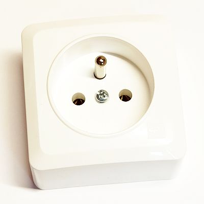 Gniazdo elektryczne natynkowe pojedyncze z uziemieniem.jpg