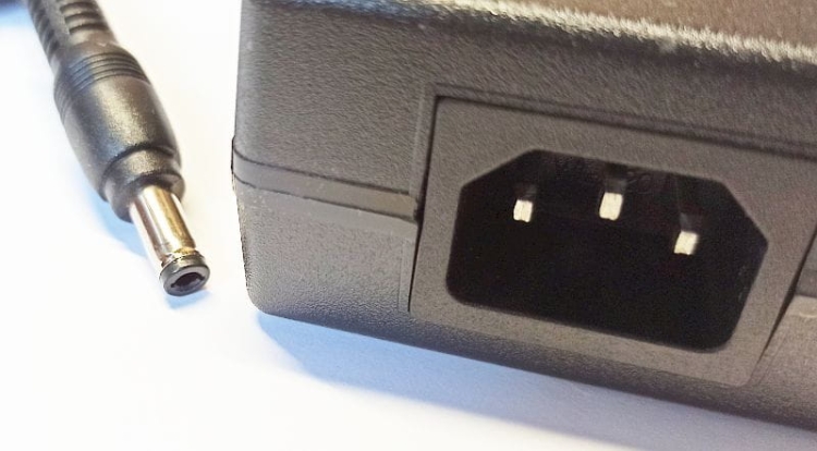 Zasilacz impulsowy desktop 12V / 10A wtyk 2,5/5,5