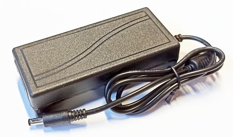 Zasilacz impulsowy desktop 12V / 5A, wtyk 5,5x2,1