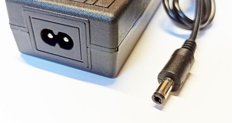 Zasilacz impulsowy desktop 12V / 5A, wtyk 5,5x2,1