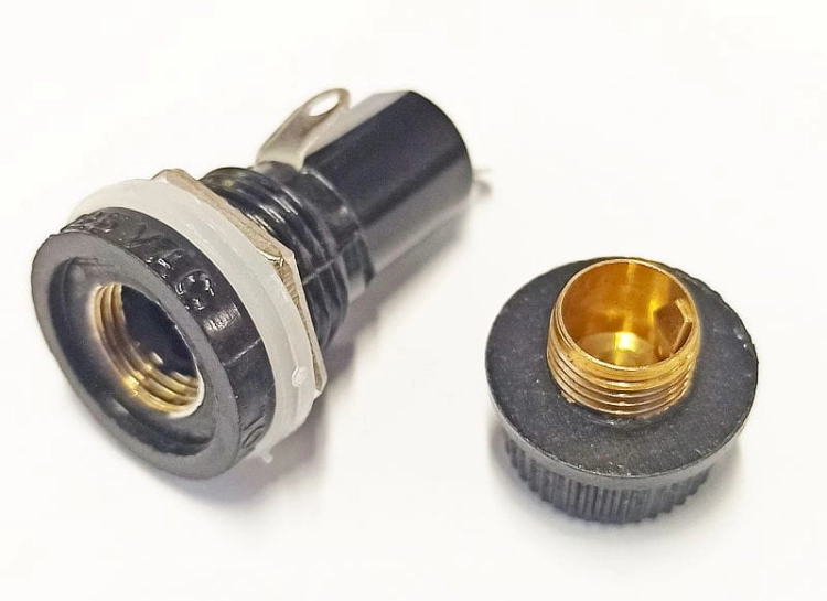 gniazdo bezpiecznika 20mm, wnętrze.jpg